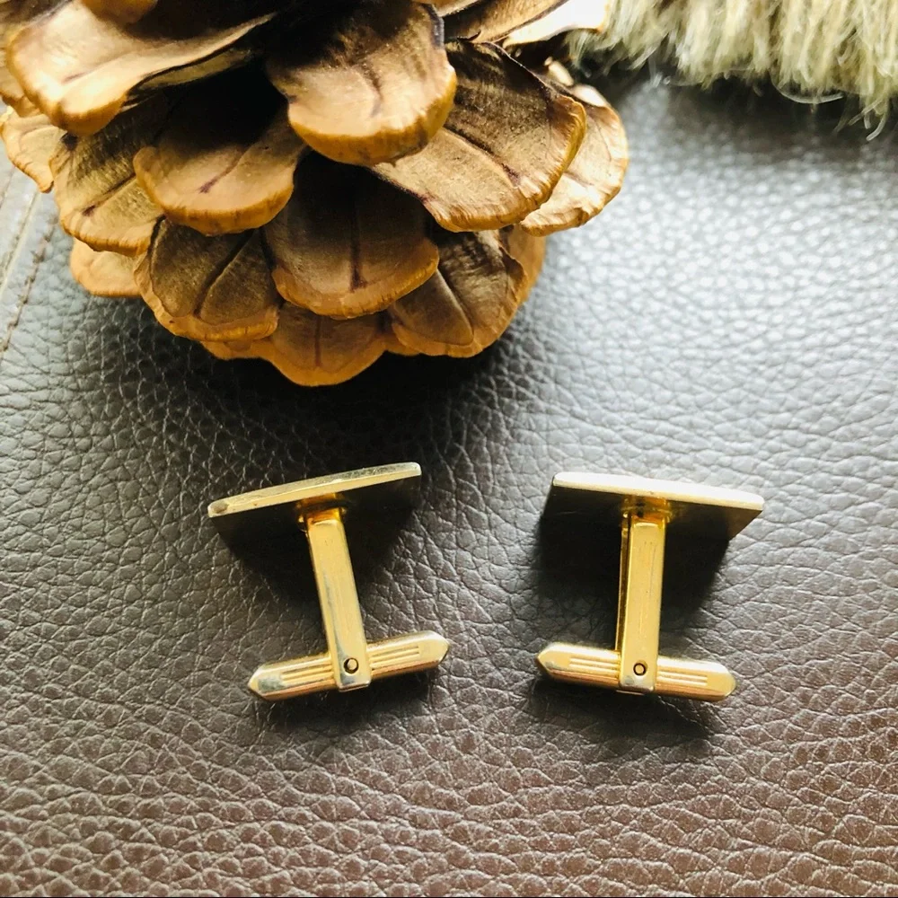 Vintage men’s Hickok gold textured design rectangle cuff links